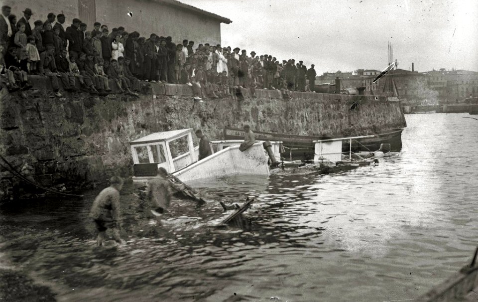 Embarcaciones naufragadas en el puerto de San Sebastián (1 de 2) - Fondo Car-Kutxa Fototeka