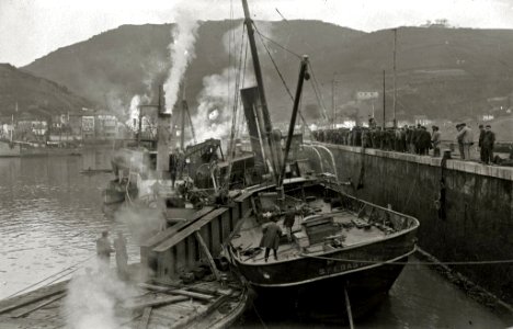 Embarcación 'Antonio' siendo remolcada, tras un naufragio, al puerto de Pasaia (10 de 13) - Fondo Car-Kutxa Fototeka