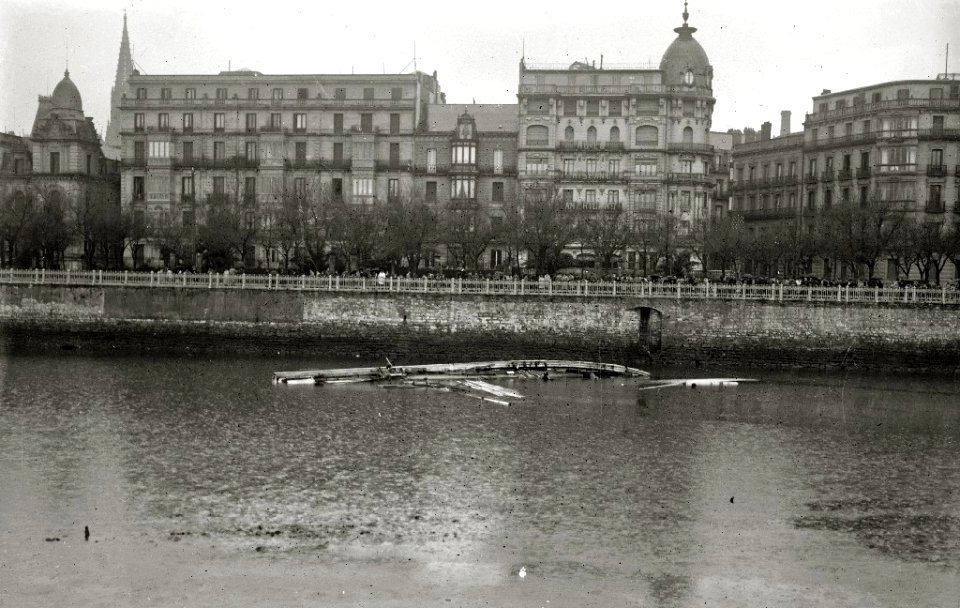 Embarcaciones naufragadas en el río Urumea (3 de 5) - Fondo Car-Kutxa Fototeka