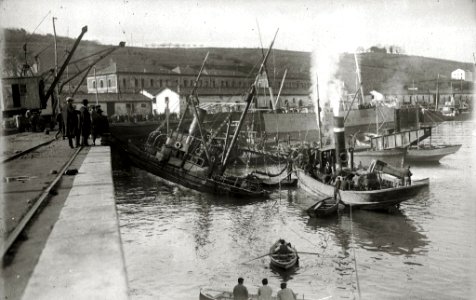 Embarcación 'Antonio' siendo remolcada, tras un naufragio, al puerto de Pasaia (6 de 13) - Fondo Car-Kutxa Fototeka