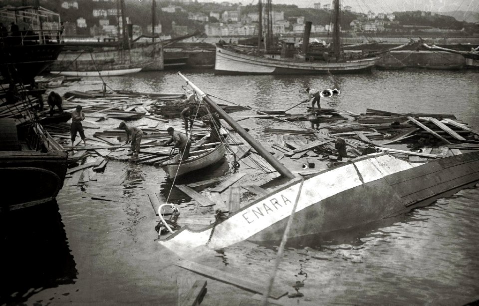 Embarcación 'Enara' naufragada en el puerto de San Sebastián (1 de 2) - Fondo Car-Kutxa Fototeka
