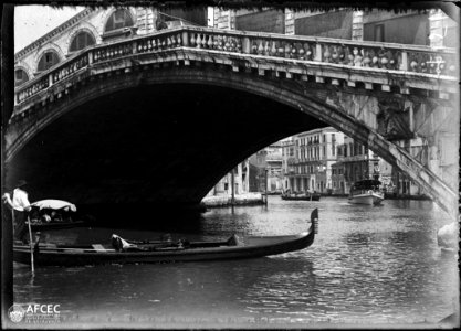 Embarcacions passant sota el pont de Rialto al Gran Canal