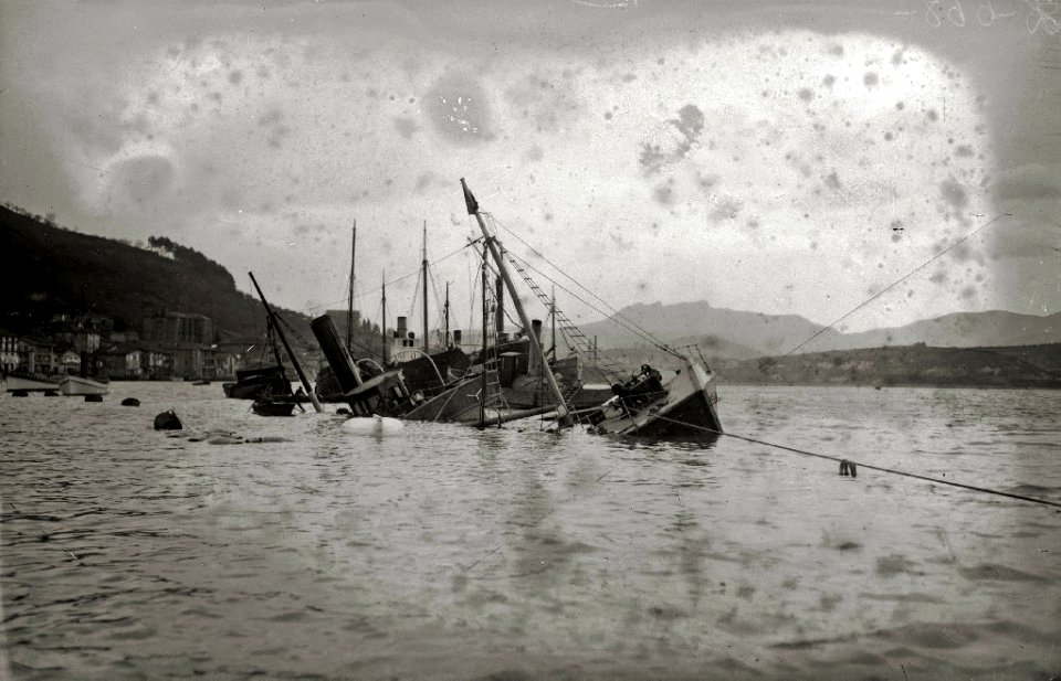 Embarcación 'Almike' naufragada en el puerto de Pasaia (2 de 3) - Fondo Car-Kutxa Fototeka