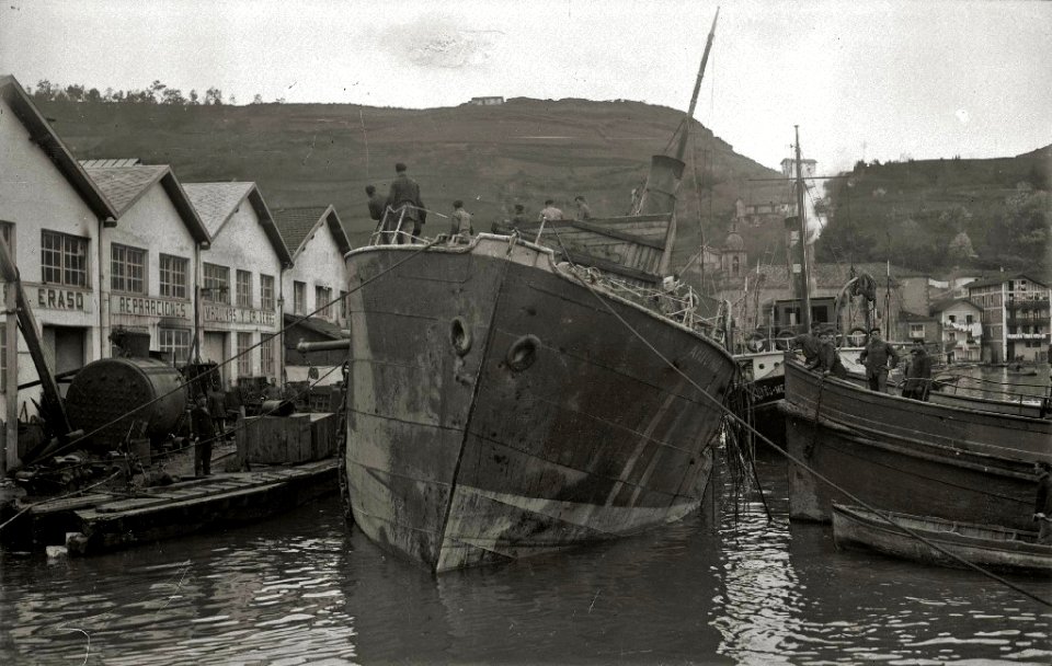 Embarcación 'Antonio' siendo remolcada, tras un naufragio, al puerto de Pasaia (11 de 13) - Fondo Car-Kutxa Fototeka