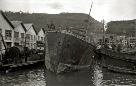 Embarcación 'Antonio' siendo remolcada, tras un naufragio, al puerto de Pasaia (11 de 13) - Fondo Car-Kutxa Fototeka