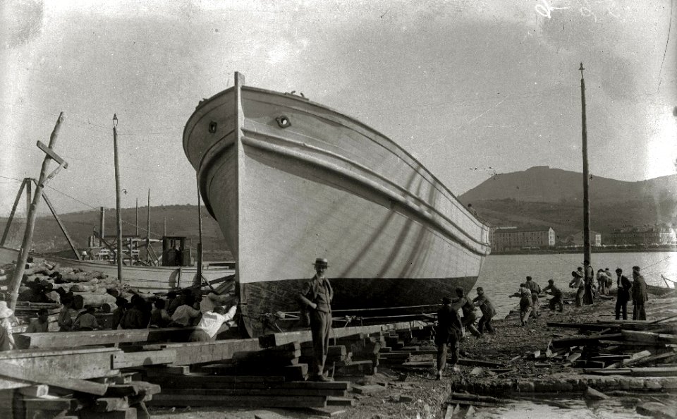 Embarcación de pesca en los 'Astilleros de Pasajes San Juan S.A.' (1 de 3) - Fondo Car-Kutxa Fototeka