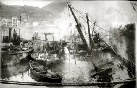 Embarcación 'Antonio' siendo remolcada, tras un naufragio, al puerto de Pasaia (3 de 13) - Fondo Car-Kutxa Fototeka