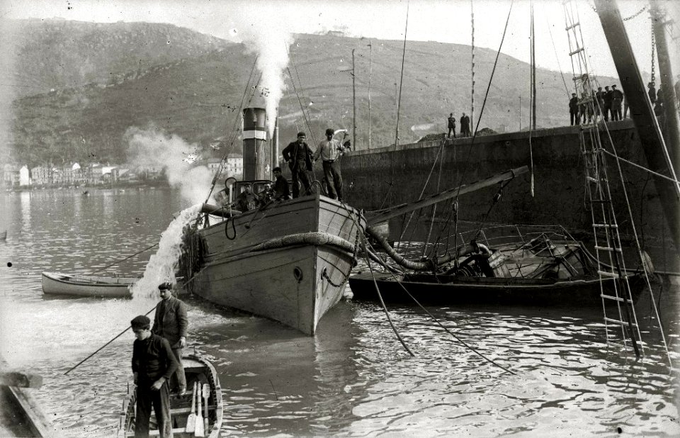 Embarcación 'Antonio' siendo remolcada, tras un naufragio, al puerto de Pasaia (7 de 13) - Fondo Car-Kutxa Fototeka