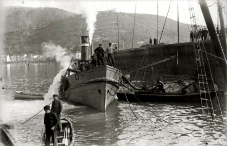 Embarcación 'Antonio' siendo remolcada, tras un naufragio, al puerto de Pasaia (7 de 13) - Fondo Car-Kutxa Fototeka