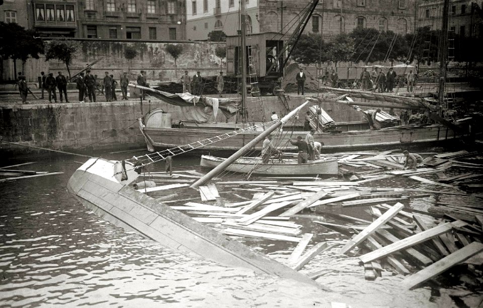 Embarcación 'Enara' naufragada en el puerto de San Sebastián (2 de 2) - Fondo Car-Kutxa Fototeka