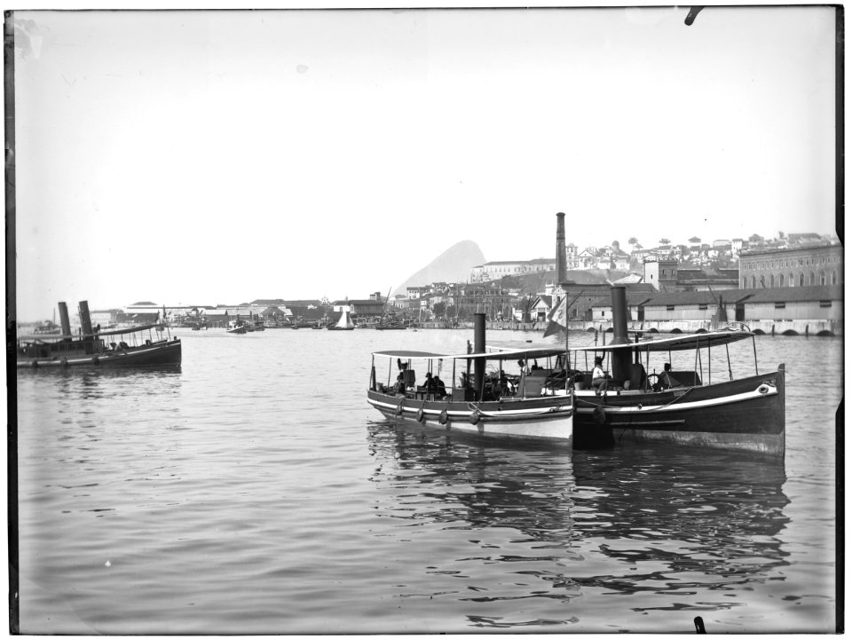 Embarcações em frente ao Mercado do Peixe, ao fundo o Morro do Castelo