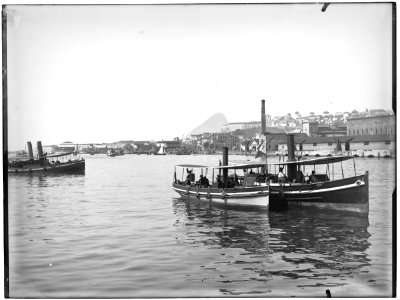 Embarcações em frente ao Mercado do Peixe, ao fundo o Morro do Castelo