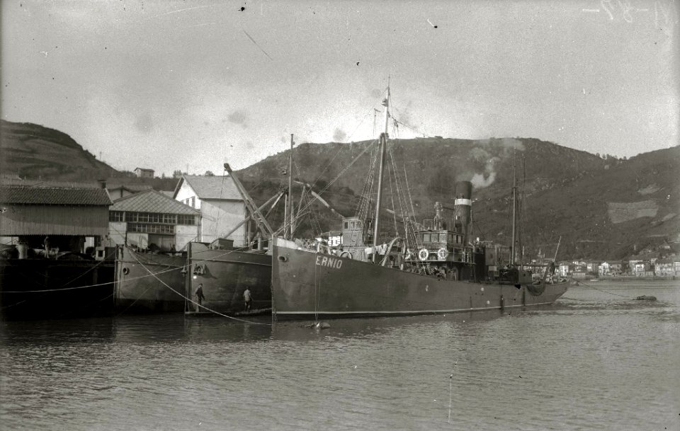 Embarcación de arrastre 'Ernio' atracada en el puerto de Pasaia (1 de 3) - Fondo Car-Kutxa Fototeka