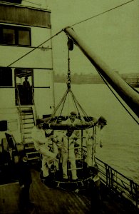Embarking the slightly injured onto German hospital ship 1915 (22040506210)