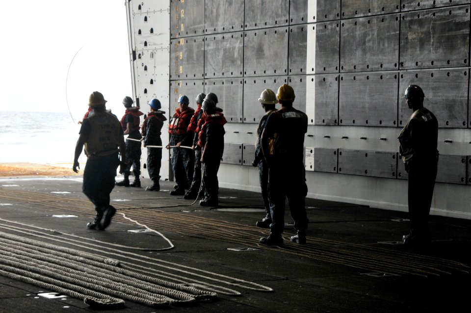 Emergency towing exercise aboard USS New York and USS Samuel B. Roberts 140121-N-GC472-047