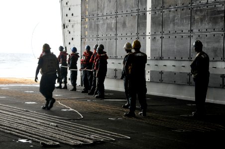 Emergency towing exercise aboard USS New York and USS Samuel B. Roberts 140121-N-GC472-047 photo