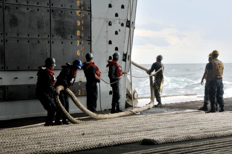 Emergency towing exercise aboard USS New York and USS Samuel B. Roberts 140121-N-GC472-042