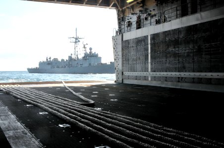 Emergency towing exercise aboard USS New York and USS Samuel B. Roberts 140121-N-GC472-065 photo