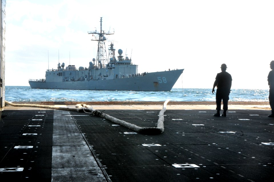 Emergency towing exercise aboard USS New York and USS Samuel B. Roberts 140121-N-GC472-108