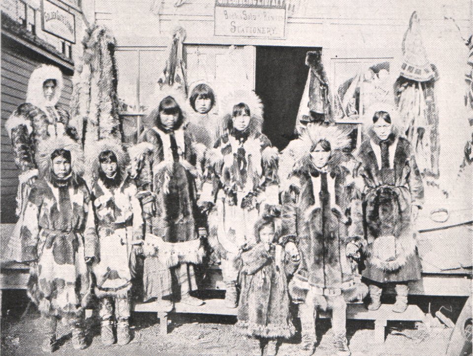 Emil Brass, Im Reiche der Pelze, Seite 179, Eskimos, die Felle nach Nome (Alaska) gebracht haben