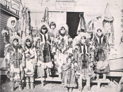 Emil Brass, Im Reiche der Pelze, Seite 179, Eskimos, die Felle nach Nome (Alaska) gebracht haben