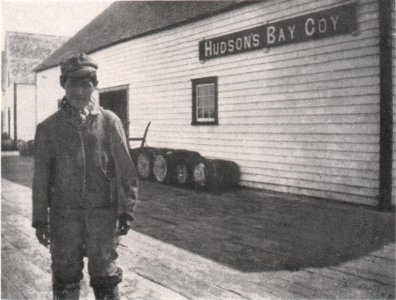 Emil Brass, Im Reiche der Pelze, Seite 296-1, Verladung von Rauchwaren auf den Küstendampfer in Labrador photo