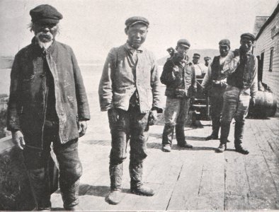 Emil Brass, Im Reiche der Pelze, Seite 293, Labrador-Trapper das Küstenboot der Hudson's Bay Co. erwartend photo
