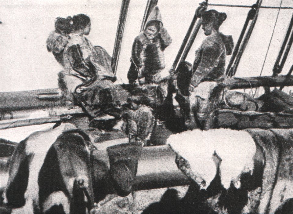 Emil Brass, Im Reiche der Pelze, Seite 247, Eskimofrauen an Bord Pearys Expeditionsschiffes mit Zubereiten erbeuteter Felle beschäftigt