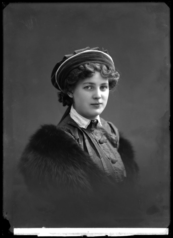 Emmy Person, dancer, undated portrait - SMV - GP021