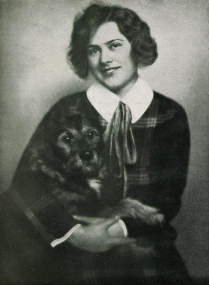 Emmy Vafiades mit ihrem Hund. Foto von Franz Xaver Setzer, c. 1927