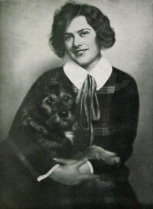 Emmy Vafiades mit ihrem Hund. Foto von Franz Xaver Setzer, c. 1927