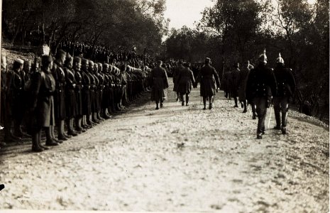 Empfang in Kruja. (BildID 15571862) photo