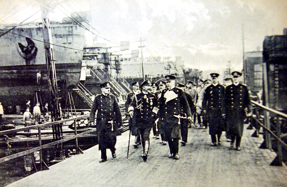 Emperor Wilhelm II with Admiral Henkel Gebhardi at the docks, WWI (29345031421)