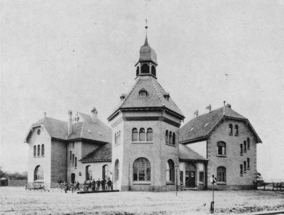 Empfangsgebäude des Staatsbahnhof Oberkassel, 1898