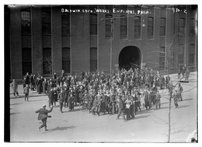 Employees of the Baldwin Locomotive works standing outside bldg., Philadelphia LCCN2014684536