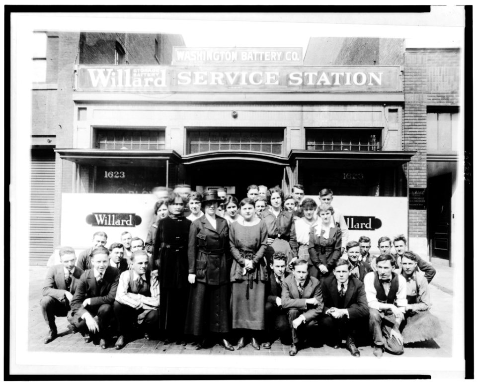 Employees of the Washington Battery Co., 1623 L Street N.W., Washington, D.C. - National Photo Co. LCCN92520374