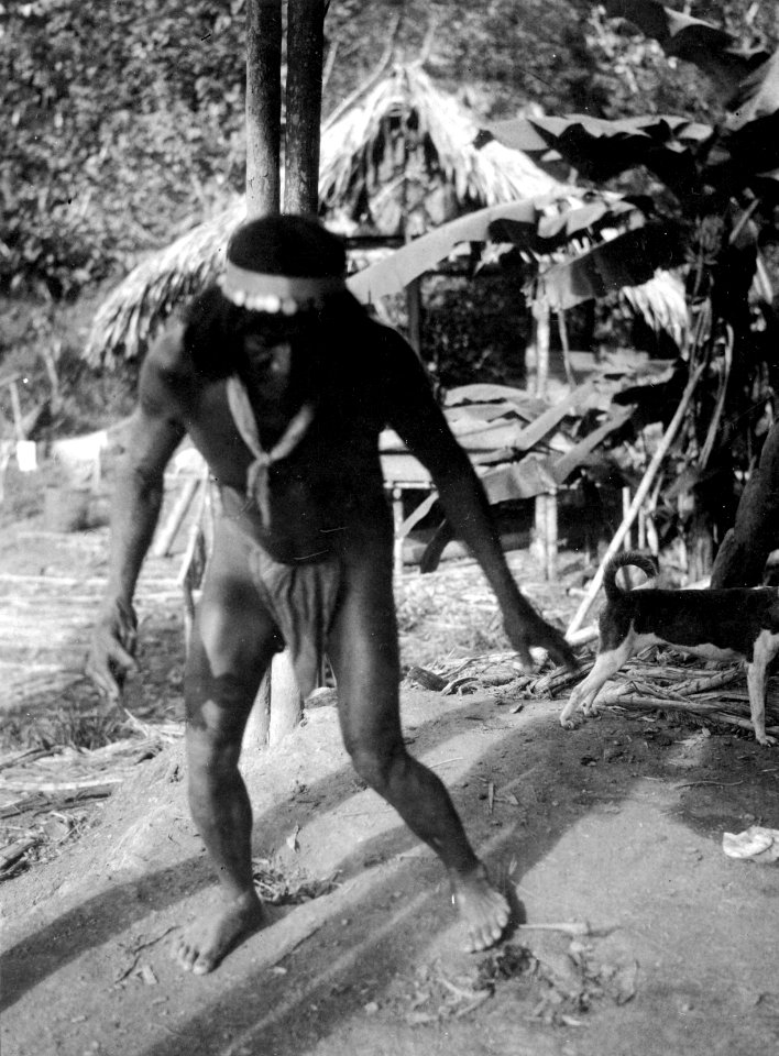 En brorson till medicinmannen Selimo dansar. Rio Pasutó, Chocó, Colombia - SMVK - 004337