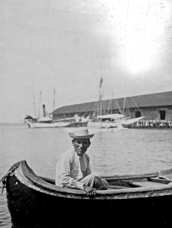 En cuna-indian från byn Cartí (enl. uppgift 1931 av Pérez Kantule) på besök i Colon. Stam, Cuna - SMVK - 004468