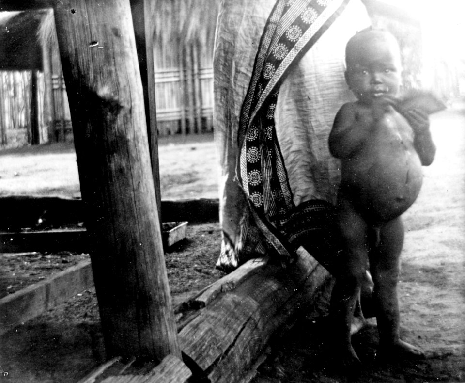 En liten pojke står vid sin moders ben. Madagaskar - SMVK - 010604b
