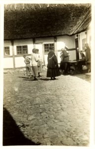 En grupp människor på innergården av en bondgård, Östtorp, Skåne - Hallwylska museet - 106531