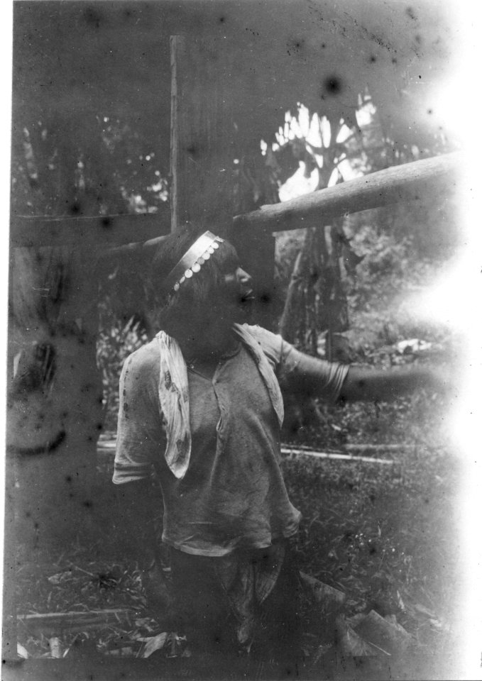 En brorson till medicinmannen Selimo. Märk hans pannband av silver. Rio Pasutó, Chocó, Colombia - SMVK - 004340