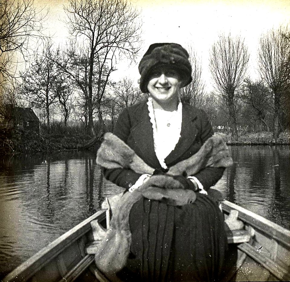En canot. Amiens. Mlle Delagarde - Fonds Berthelé - 49Fi177 (cropped)