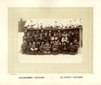 En gruppe med samer tilknyttet skolen i Kautokeino sitter utenfor bygning - Norsk folkemuseum - NF.15006-042 photo