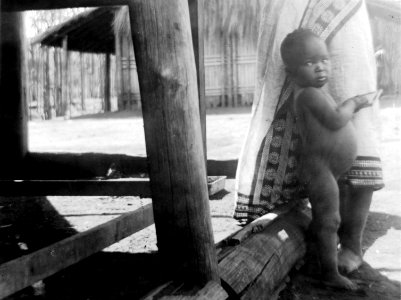 En liten pojke står vid sin moders ben. Madagaskar - SMVK - 010604