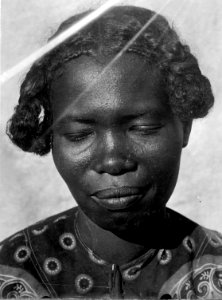 En face- och profilbild av antimor-kvinna från S-te Marie de Marovoay. Sainte Marie de Marovoay - SMVK - 001690