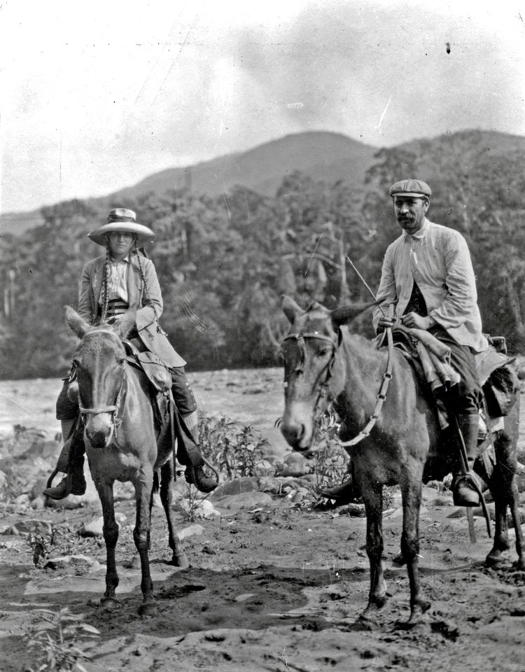 En man från Cochabamba och Olga Nordenskiöld. Lokal, Rio Chapáre, nordöstra Bolivia - SMVK - 005565