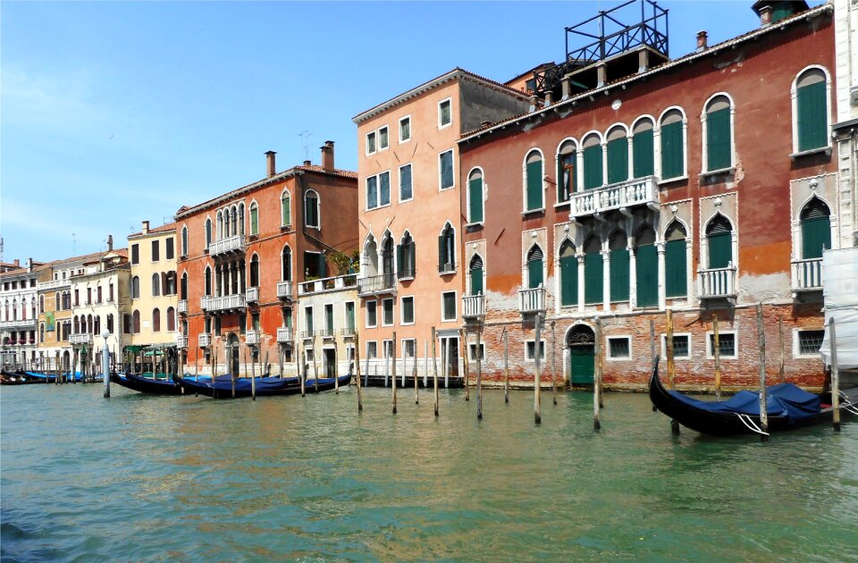 Gondola channel architecture