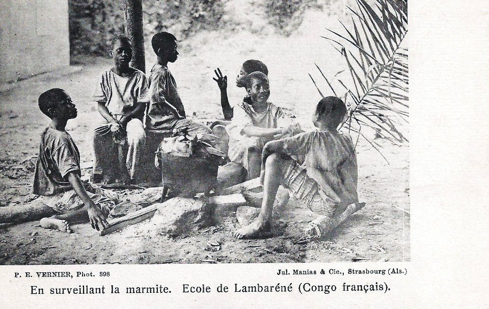 En surveillant la marmite-Ecole de Lambaréné (Congo Français)