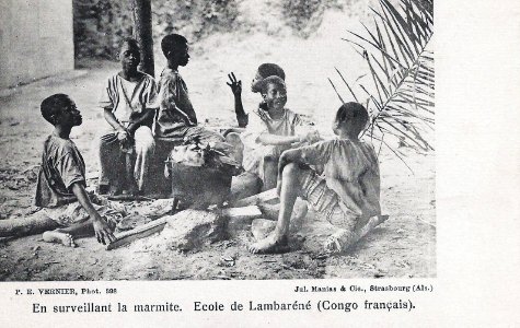 En surveillant la marmite-Ecole de Lambaréné (Congo Français)