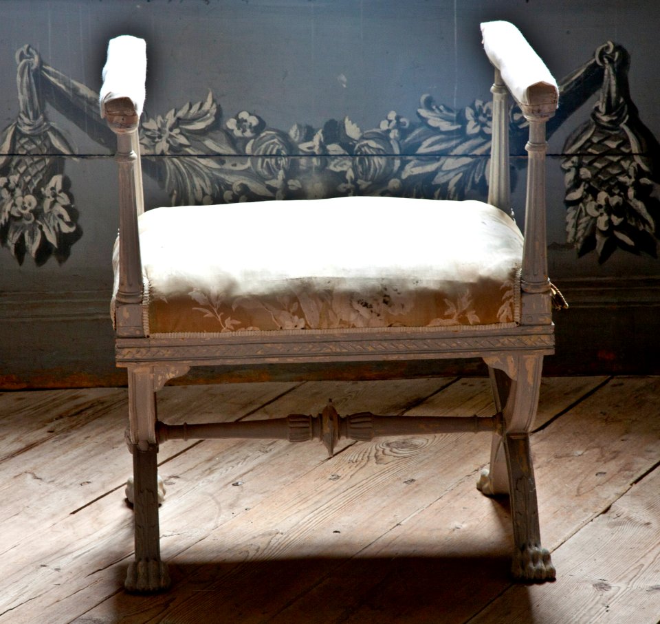 En taburett av gråvittmålad björk. 1777-1813 - Skoklosters slott - 92380